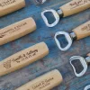 Abrebotella personalizado con mango de madera