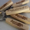 Abrebotella personalizado con mango de madera