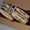Abrebotella personalizado con mango de madera
