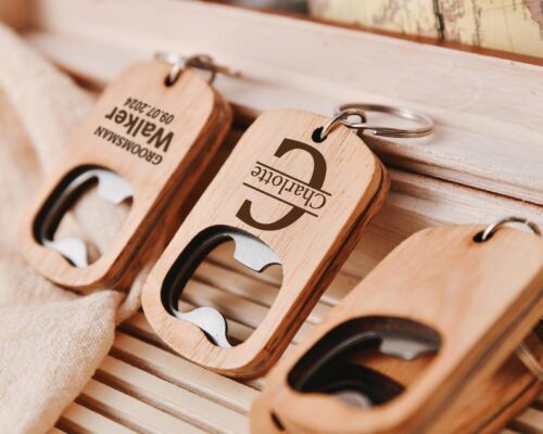 Llavero destapador de madera