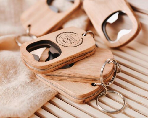 Llavero destapador de madera